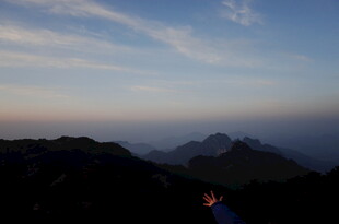 山间暮色中的绚烂天空