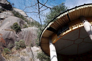 山间木质建筑景观