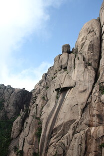 攀登陡峭山壁的冒险者