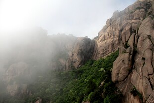 云雾缭绕的险峻山景