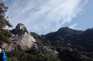 壮丽山景中的徒步者