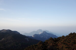 山峦云海间的壮美风光