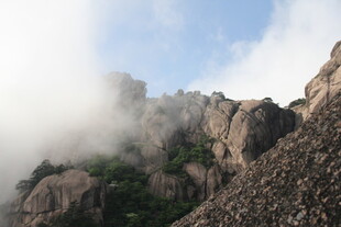 云雾缭绕的嶙峋山峰