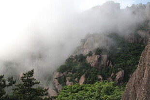 云雾缭绕的壮美山峦