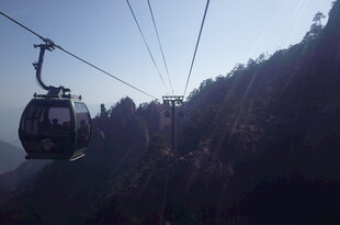 缆车穿梭于山林之间