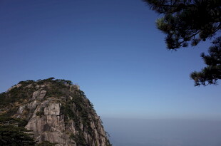 巍峨山峰与蓝天景致