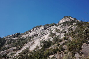巍峨山峰蓝天相伴