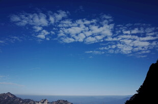 蓝天云海下的壮丽山景