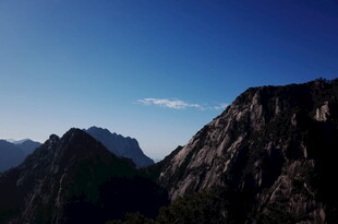巍峨山峦 蓝天相伴