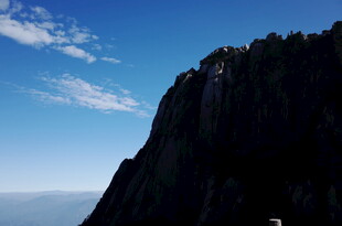 巍峨山峰与蓝天相映