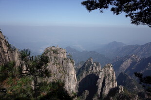 壮丽山景 云雾缭绕的奇峰