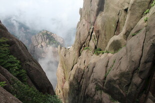云雾缭绕的险峻山间奇景