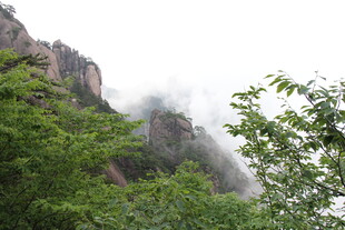 云雾缭绕的壮丽山峰