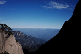 巍峨山峰间的壮阔蓝天