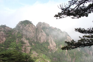 云雾缭绕的壮美山峰