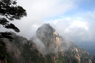 云雾缭绕的壮美山峰