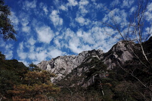 壮丽山景与蓝天交织