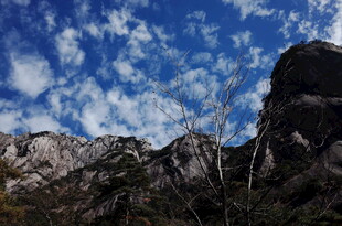 蓝天白云下的巍峨山峰