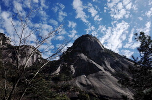 巍峨山峰与蓝天相映
