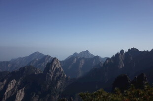 壮丽巍峨的高山景色