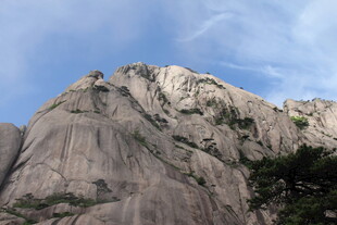 巍峨壮观的险峻山峰