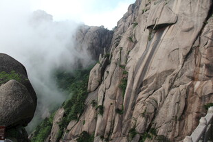 云雾缭绕的险峻山峰