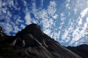 巍峨山峰与蓝天白云