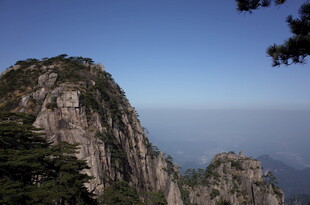 巍峨峻峭的壮丽山峰