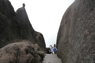 山间石径上的徒步人群