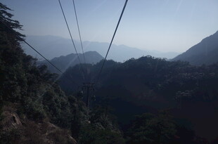 山间索道 雾霭中的山景
