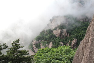 云雾缭绕的壮美山景