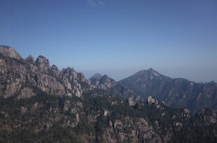 壮丽巍峨的高山景色