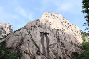 巍峨山石间的索道景观