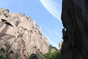 山间峻峭岩石景观