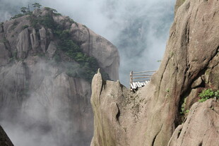云雾缭绕的险峻山峰