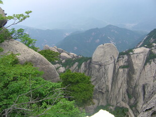 峻峭山峰与葱郁植被