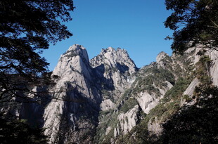 巍峨壮丽的高山景色