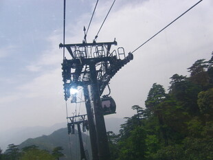 山间缆车穿梭于云雾之中