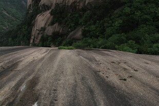 山间平坦岩石路