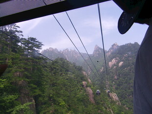 缆车视角下的壮美山峦