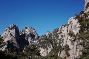 峻峭山峰 蓝天映衬奇景