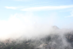 云雾缭绕的山峦美景