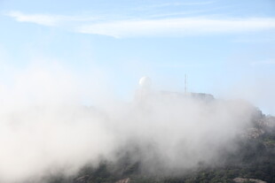 云雾缭绕中的山巅美景