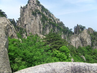 壮丽黄山奇峰绿意盎然