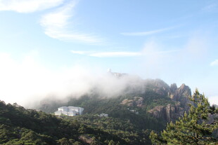 云雾缭绕的壮美山峦