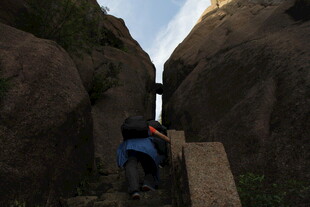 山间窄道上的徒步者