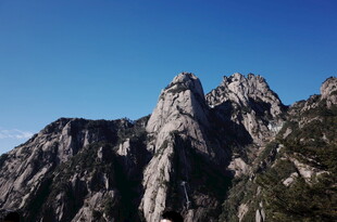 巍峨壮观的嶙峋山峰