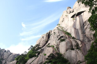 巍峨山石 尽显自然之壮美