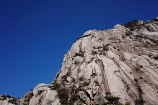 巍峨石山 蓝天映衬