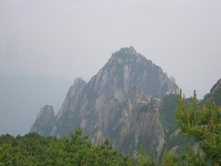 巍峨山峰与葱郁植被
